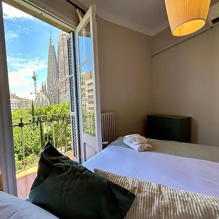 Barcelonaforrent Plaza Sagrada Familia Barcelona